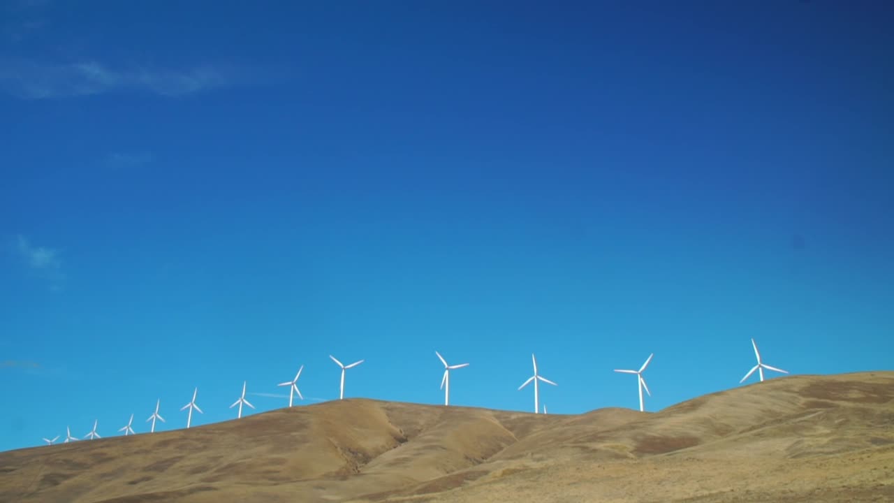 풍차는 워싱턴 주의 컬럼비아 강 협곡에 노출된 바람이 휘몰아치는 풍경에서 자연의 힘을 포착합니다.