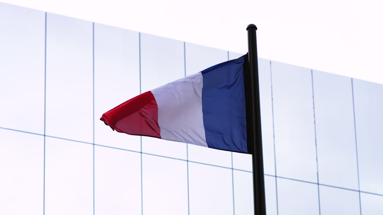 프랑스 국기가 바람에 움직이는 느린 동작 영상과 배경에 거울로 된 건물
