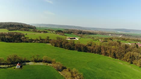 Drohnenaufnahme-Des-Weiten-Grünen-Ackers