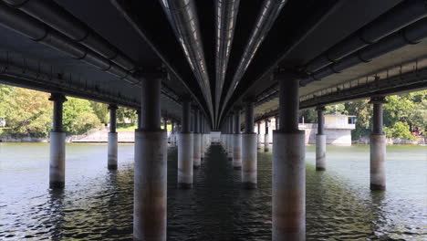 Blick-Unter-Die-Chelles-Allee-Straße,-über-Den-Bodensee-In-Deutschland