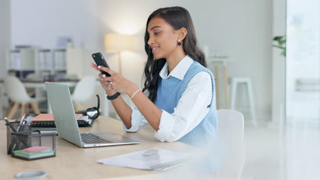 Junge-Geschäftsfrau,-Die-Ihren-Laptop-Benutzt