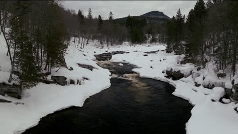 drones panorámicos aéreos movimiento hacia atrás desierto canadiense en pleno invierno cerca del norte de quebec stoneham estación de esquí de congelado sobre el río sautaurski río abajo
