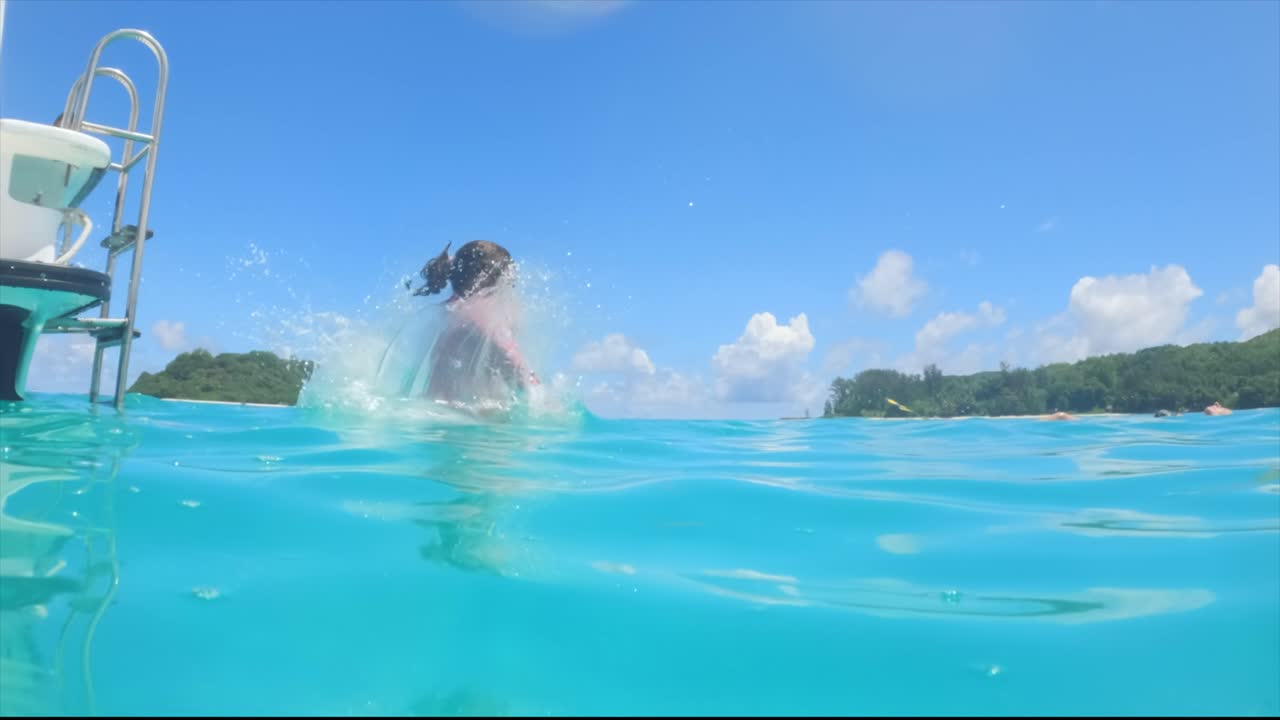 세이셸, 세인트 앤 해양 공원, 일일 여행 중 세인트 앤 해양 공원 내부의 보트에서 뛰어내리는 소녀, 맑은 물, 푸른 맑은 하늘, 청록색 물