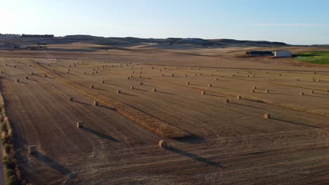 Fardos-De-Paja-Al-Atardecer-Vistos-Desde-El-Aire,-Vista-De-Drones