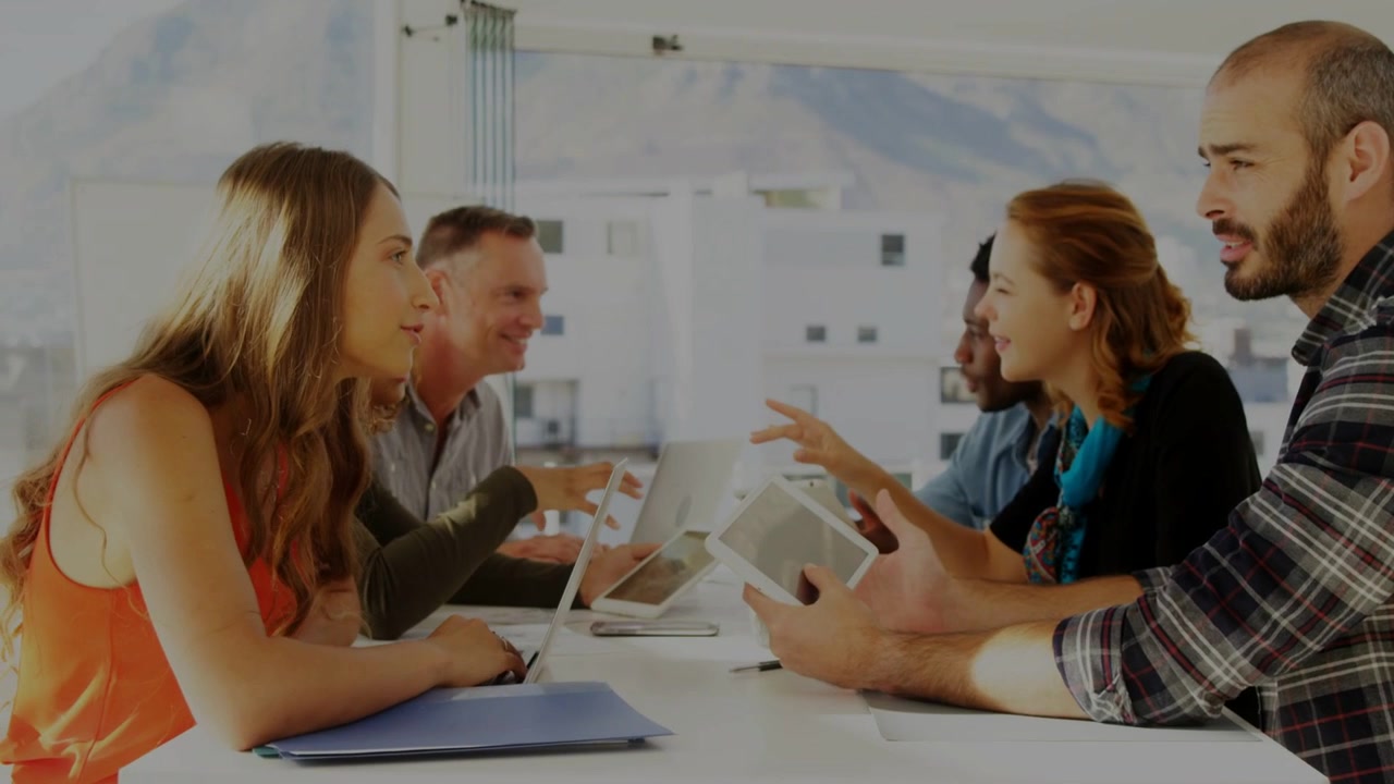Teambesprechung mit sechs Personen, rote LIKE-Blase erscheint und bedeckt Geräte mit Marketing-Hinweisen.