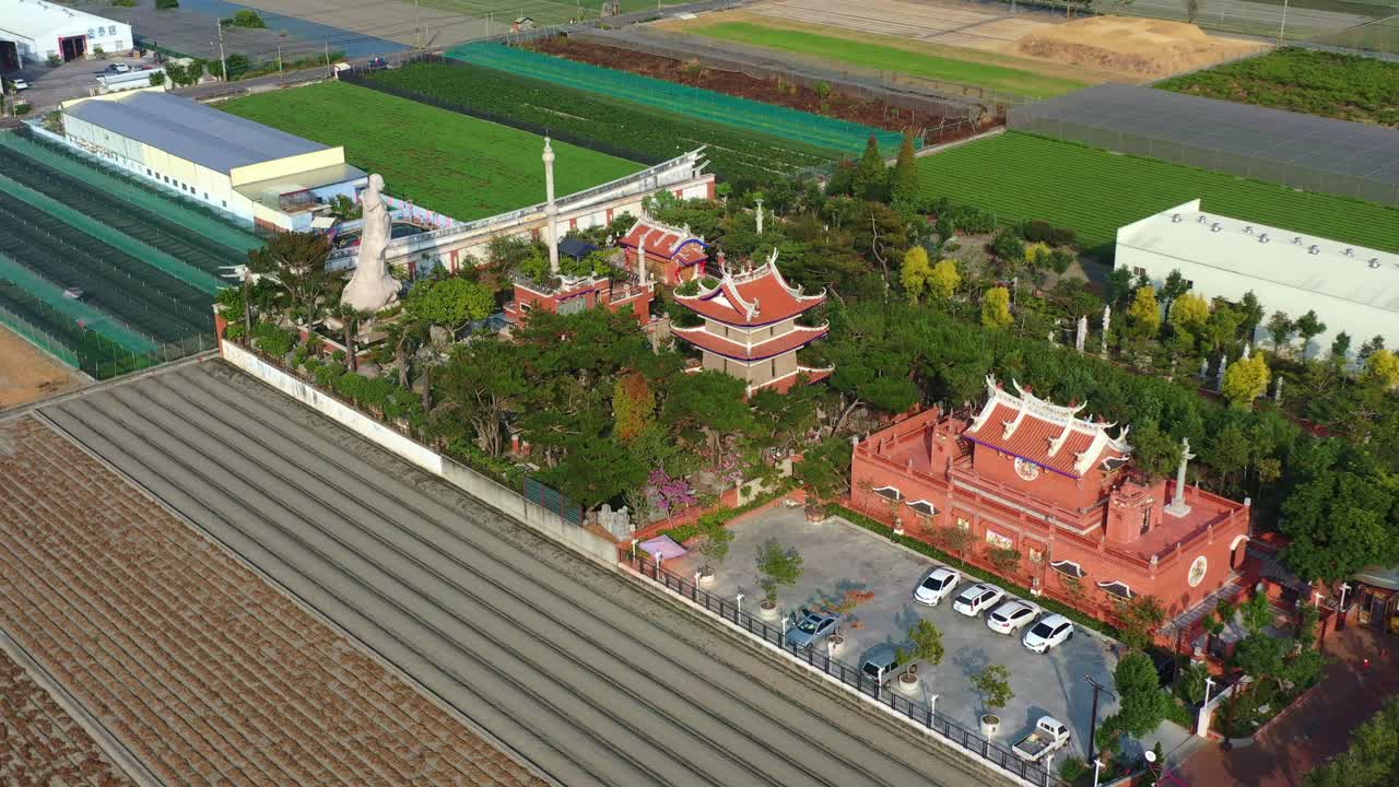타이완의 윤린 카운티 후웨이 시의 농경지 한가운데에 있는 바다의 여신에게 헌정된 신성한 장소인 치파 마쓰 사원을 둘러싸고 비행하는 드론