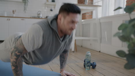 hombre haciendo flexiones en casa