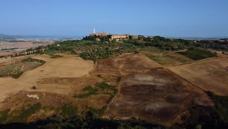 pienza ist ein wunderschönes altes dorf im val d&#39;orcia in der nähe von siena im herzen der toskana, italien, ein meisterwerk traditioneller mediterraner architektur in der idyllischen landschaft mit hügeln