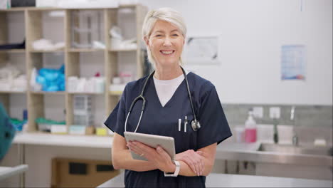 Sonrisa-Del-Doctor,-Tableta-Y-Mujer-Madura