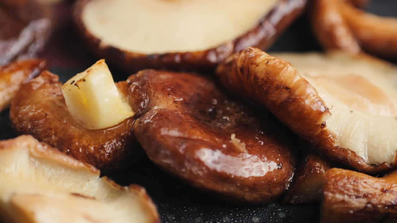 Stegte shiitake-svampe med hvidløg