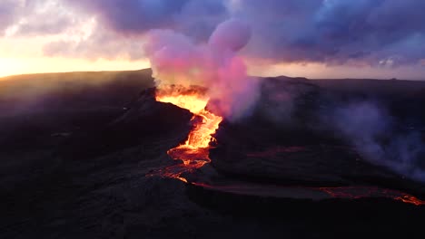 Eine-Szene-Aus-Schnell-Fließender-Vulkanischer-Lava,-Aufgenommen-Von-Einer-4K-Drohne,-Mit-Dramatischen-Luftaufnahmen-Vor-Dem-Hintergrund-Eines-Orangefarbenen,-Bewölkten-Himmels