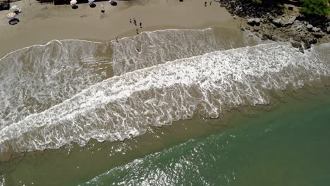 toma de drones de olas rompiendo en la arena