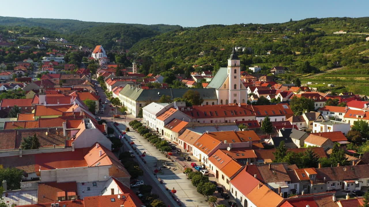 Rotační záběr dronem na Kostel Nejsvětější Trojice v Svätém Juru nebo Svatém Jiří v Bratislavě