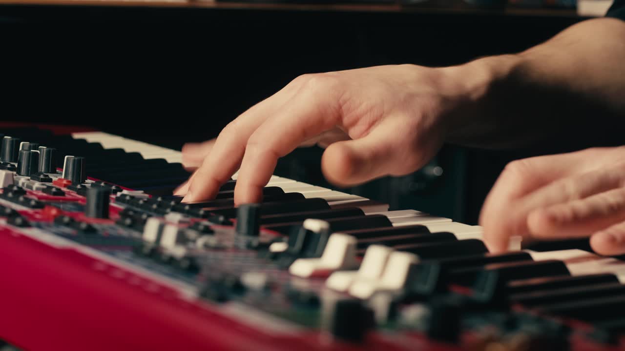 un primer plano de las manos del tecladista tocando música rock con el teclado en el concierto en el estudio, sala de ensayos, reproducción macro en sintetizador.