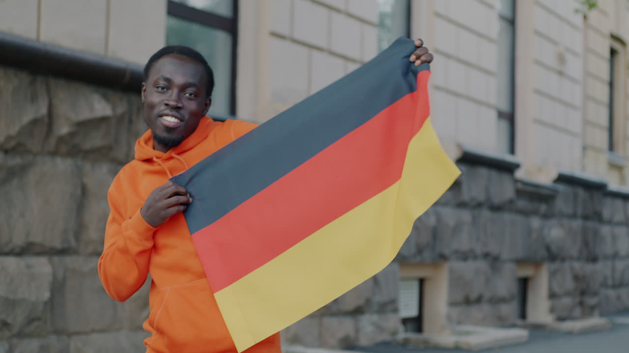 человек с немецким флагом