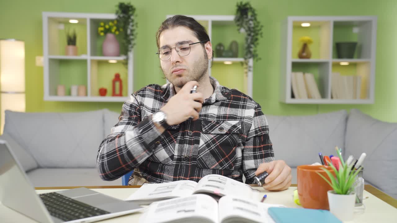 un joven rociando perfume.