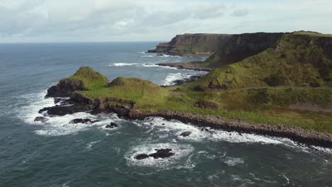 Vista-Aérea-De-La-Calzada-Del-Gigante-En-Un-Día-Soleado,-Condado-De-Antrim,-Irlanda-Del-Norte