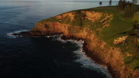 Atemberaubende-Luftaufnahmen-Der-Küste-Der-Insel-Norfolk-Und-Des-Pazifischen-Ozeans