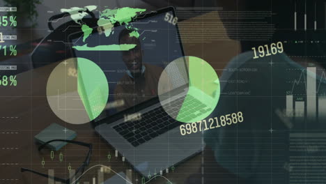 animación de procesamiento de datos financieros sobre mujer de negocios biracial en llamada de video portátil en la oficina.