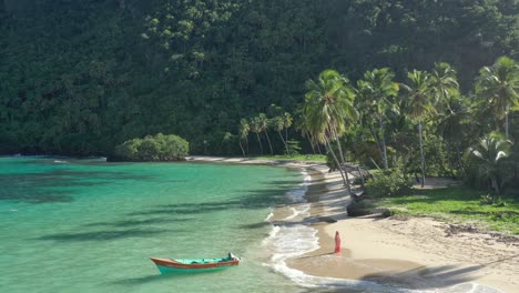 Una-Mujer-Sola-Paseando-Por-La-Playa-Del-Paraíso-Hermitano,-Samana-En-República-Dominicana