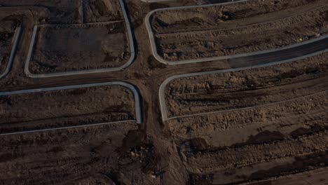 los caminos de la comunidad en construcción están cubiertos de barro