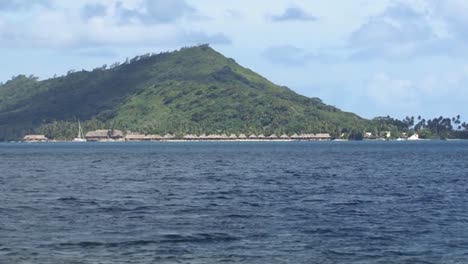 bungalows sobre el agua en bora bora, polinesia francesa
