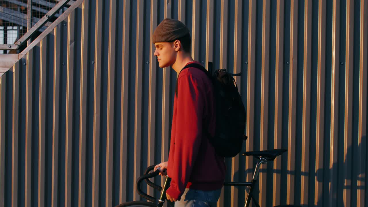 해가 지면 자전거를 타고 는 젊은 남자