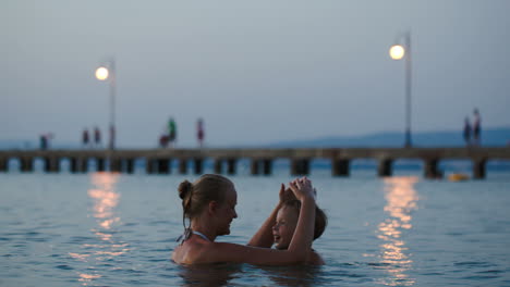 Abendliches-Baden-Im-Meer-Von-Mutter-Und-Sohn