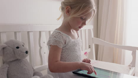 Hermosa-Niña-Usando-Una-Tableta-Dibujando-Imágenes-En-La-Pantalla-Táctil-Disfrutando-De-La-Creatividad-Sentada-En-Un-Banco-Con-Un-Osito-De-Peluche-Comiendo-Paleta-En-Casa