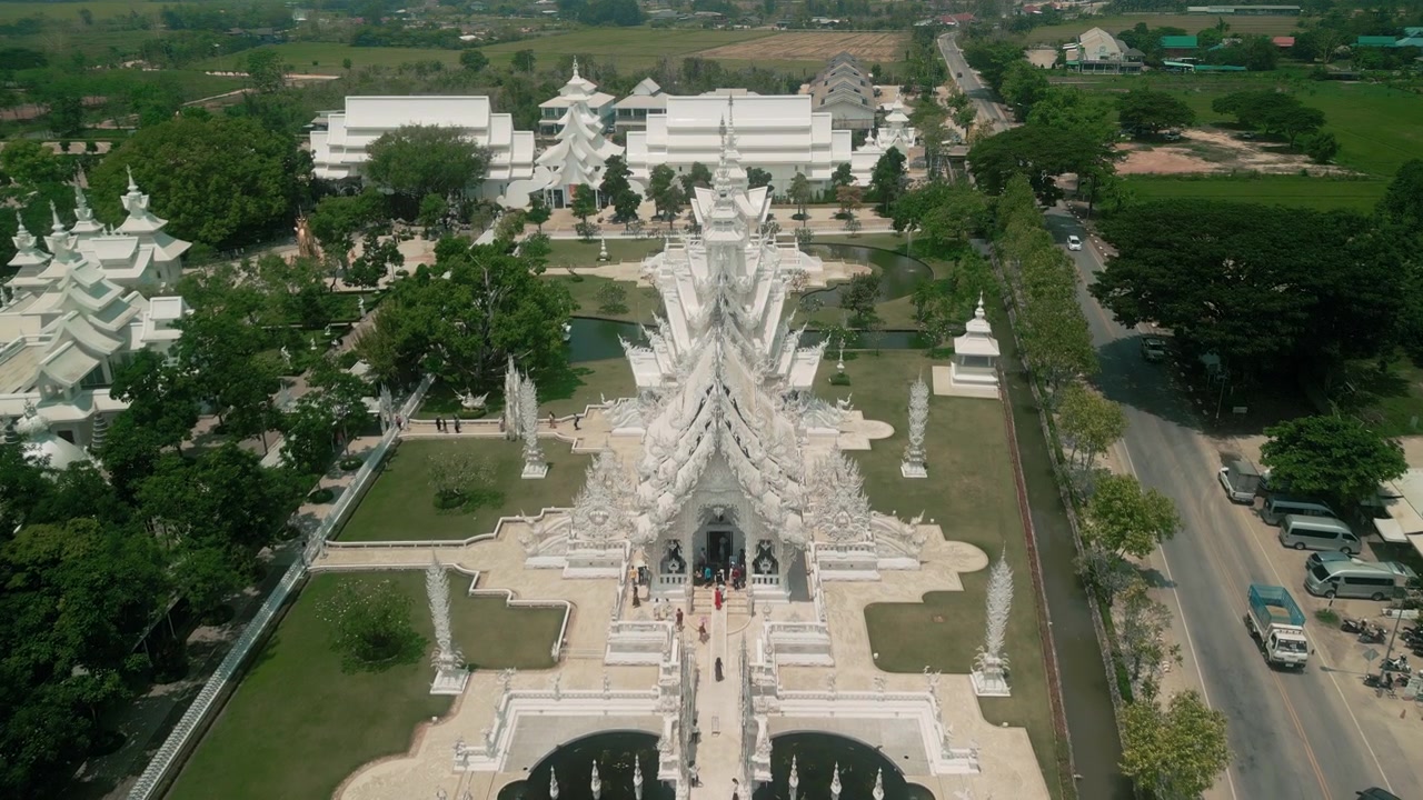 Vista aerea del Tempio Bianco Wat Rong Khun a Chiang Rai, Thailandia