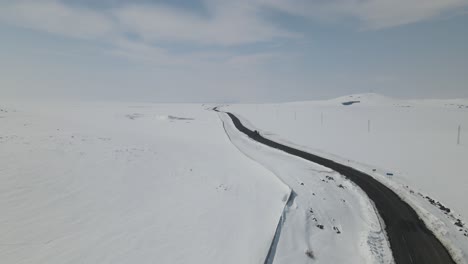 Schneebedeckte-Autobahn