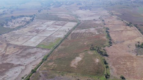 Increíble-Disparo-De-Drones-Volando-Sobre-Un-Gran-Lote-Vacío-Donde-Se-Construirán-Casas