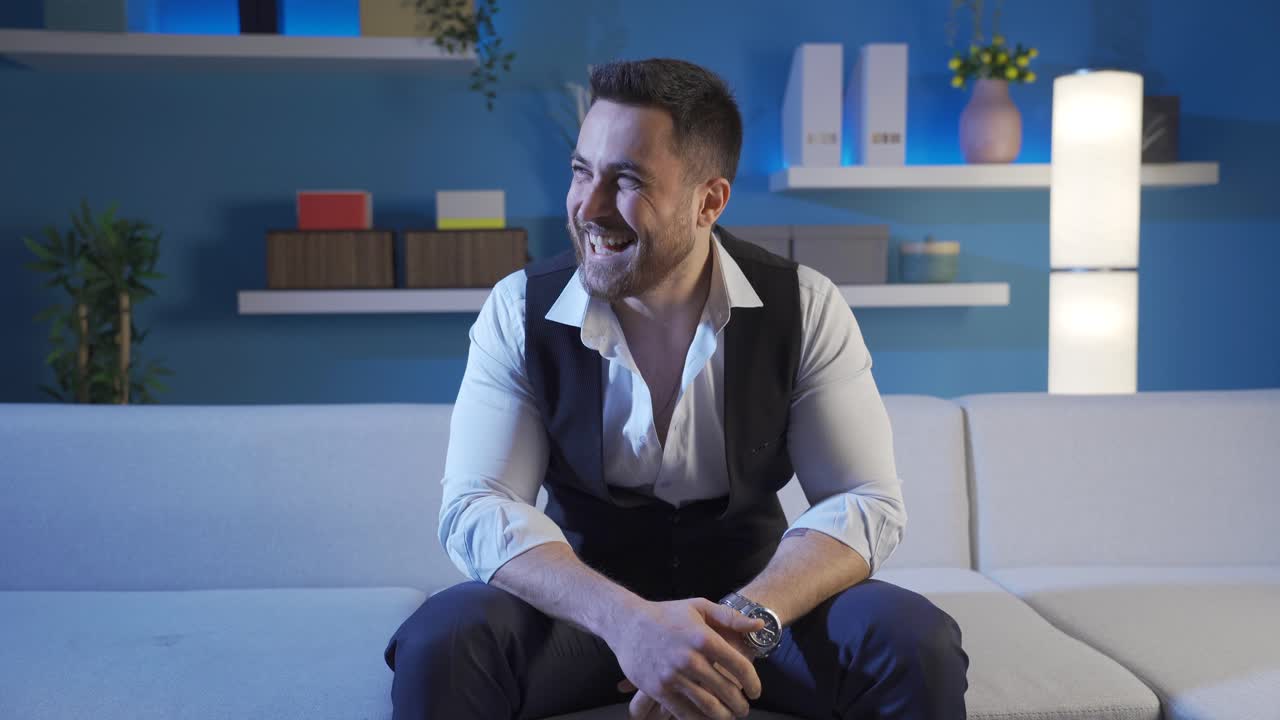 un joven con problemas psicológicos está enojado consigo mismo.