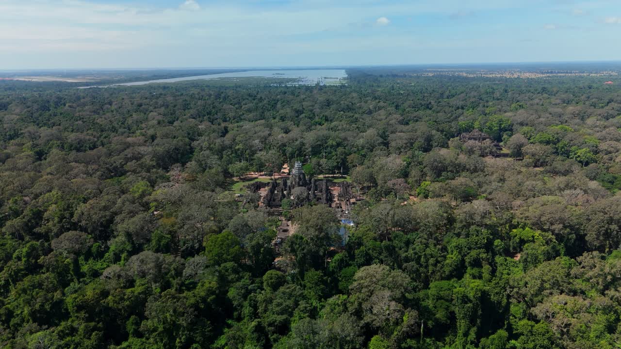 Una vista aerea rivela il tempio Bayon che emerge dalla fitta foresta all'interno del complesso di Angkor a Siem Reap
