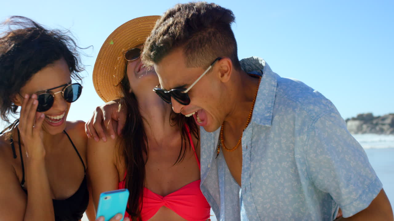 친구들이 해변에서 즐겁게 지내고