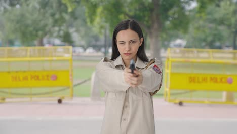 Mujer-Policía-India-Enojada-Apuntando-Con-Una-Pistola-A-Alguien