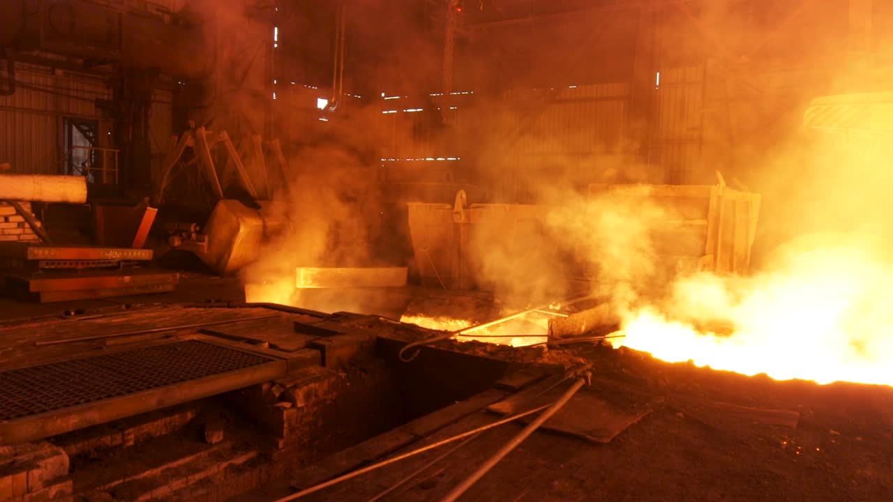 proceso de fundición de metales en una fábrica