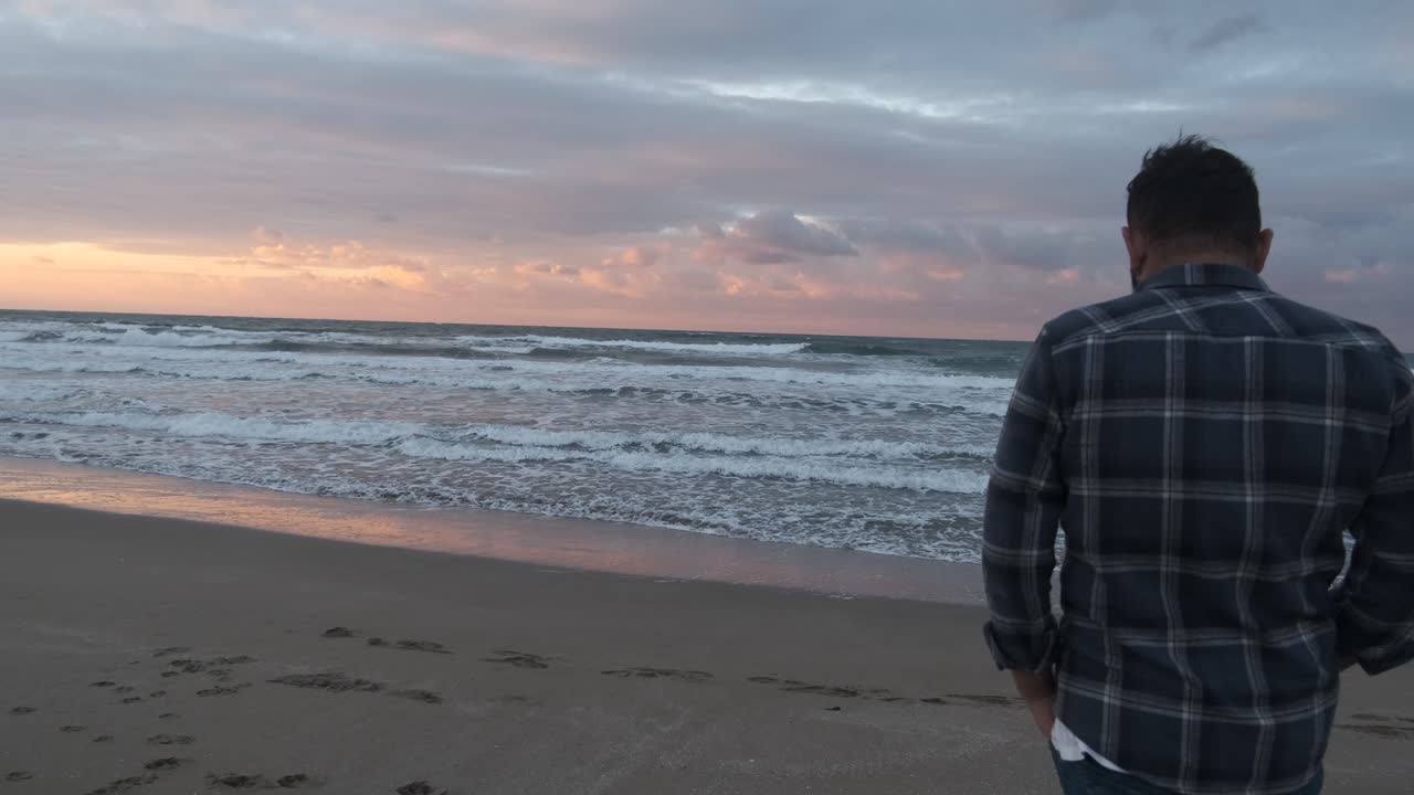 olas del mar al atardecer