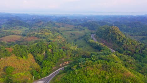 Carretera-Escénica-Rodeada-De-Exuberante-Vegetación-Montañosa-En-Carretera-Samana,-Las-Terrenas,-República-Dominicana---Toma-Aérea-De-Drones