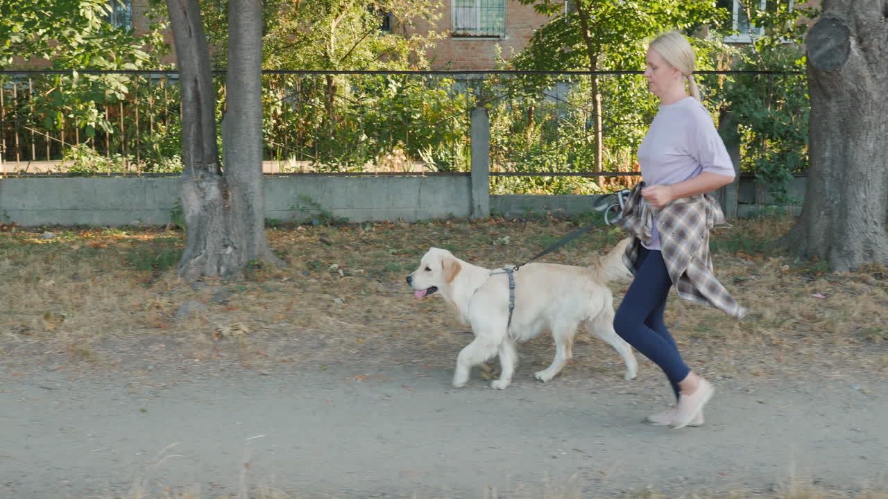 개 와 함께 달리는 여자