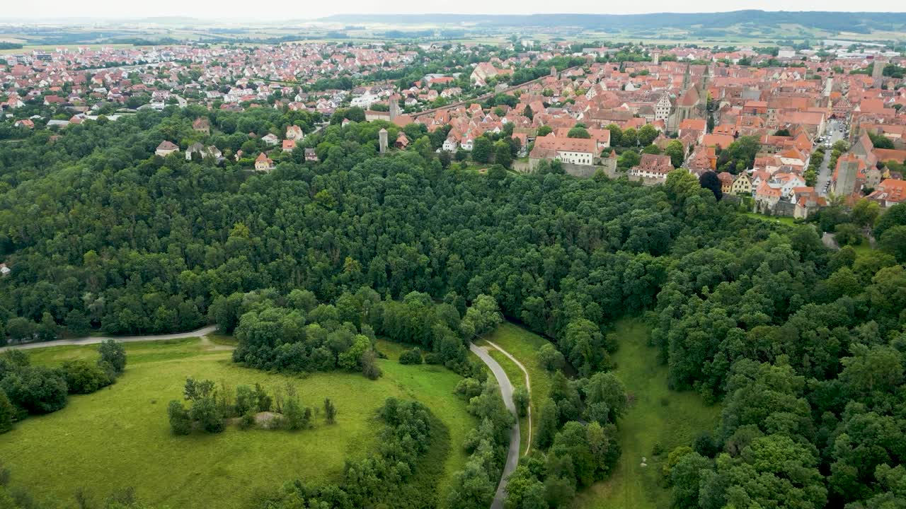 video aéreo de 4k del bosque que rodea la ciudad amurallada de rothenburg ob der tauber, alemania