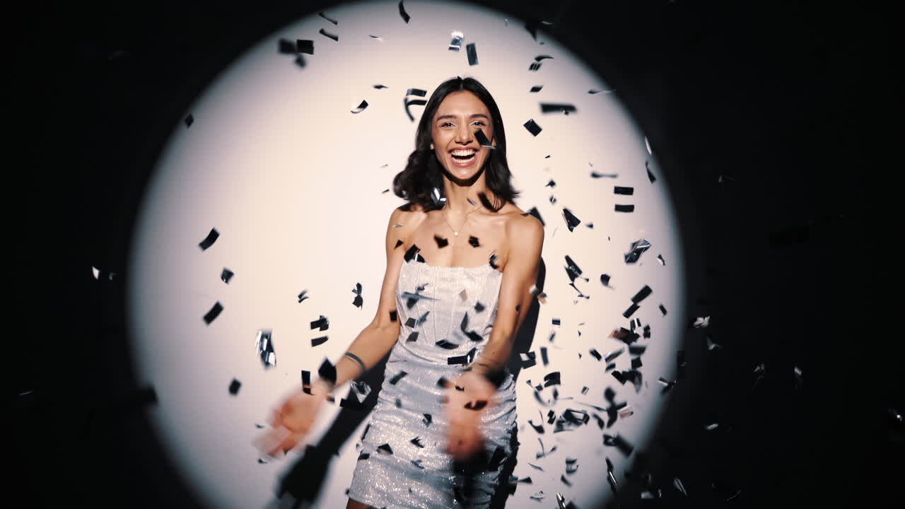 행복 한 여자 는 콘페티 로 축하 하고 있다