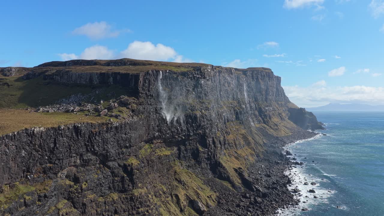 Suggestiva cascata che scorre sulle scogliere a Talisker Bay in Scozia