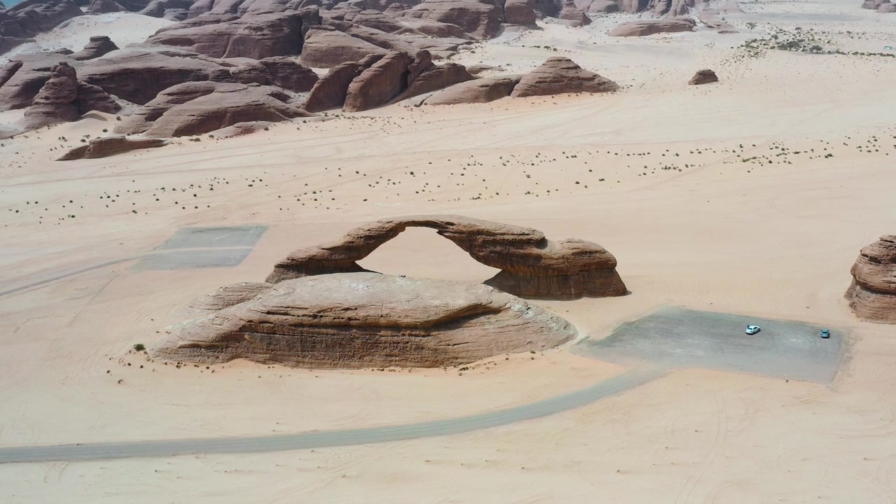 "Arch Rock, Al Ula" Questo video mette in evidenza l'iconica Arch Rock di Al Ula, la sua straordinaria formazione e la bellezza del deserto. Ideale per promozioni turistiche e di avventura.
