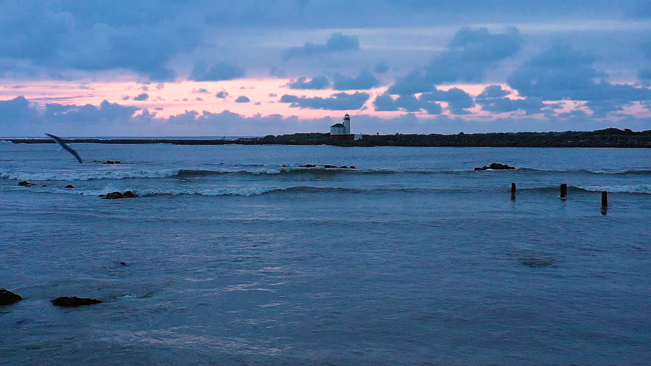 오레곤 주 밴던에 있는 코키유 강 등대의 공중 영상