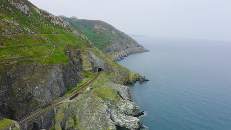 Luftaufnahme-Der-Klippen-Von-Bray-Head-Mit-Menschen,-Die-über-Die-Wanderwege-Gehen