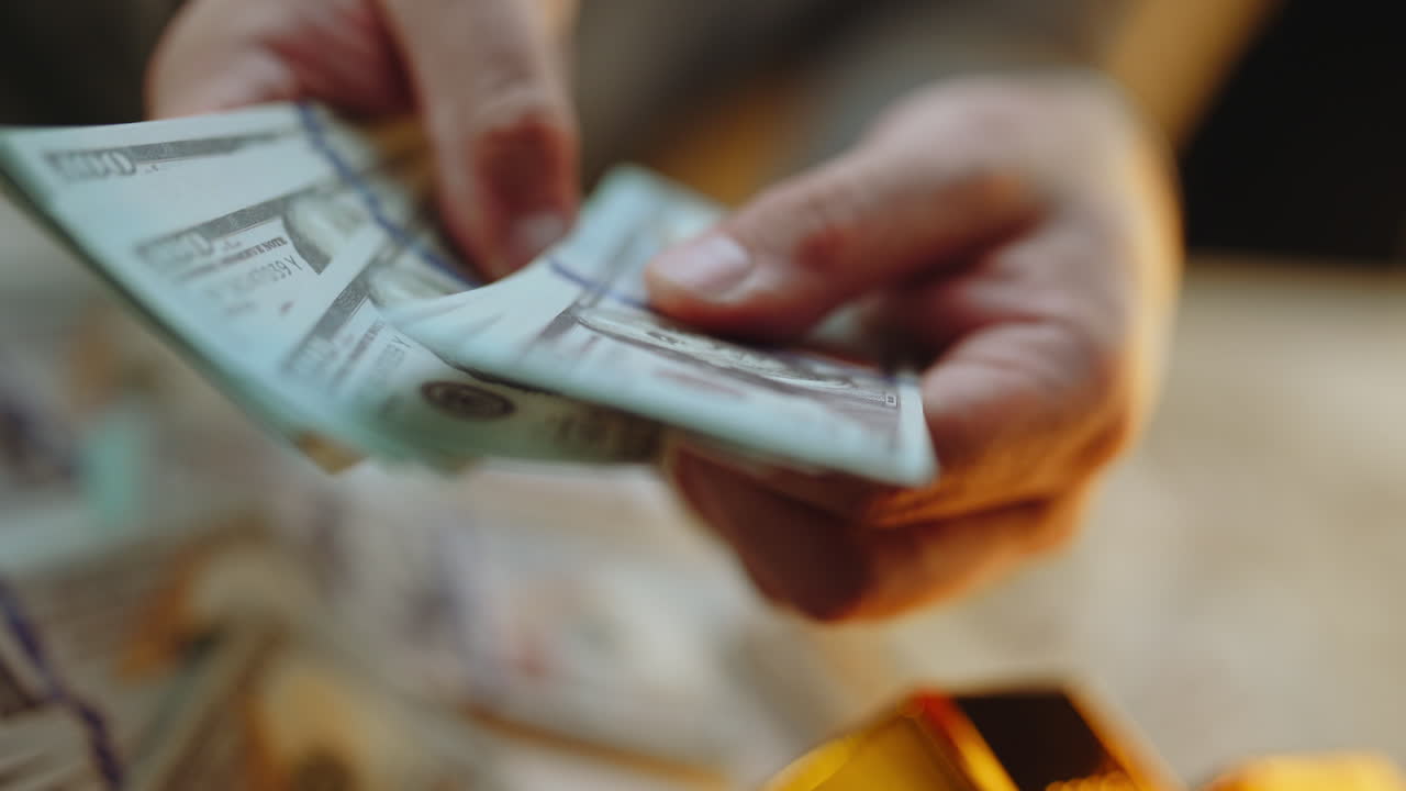 una pila de billetes de cien dólares