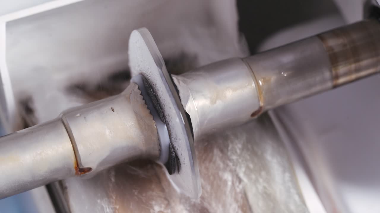 Linsenherstellung im Labor. Nahaufnahme der Herstellung von Linsen aus optischem Glas