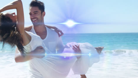 animación de luz moviéndose sobre una feliz pareja de recién casados caucásicos en la playa