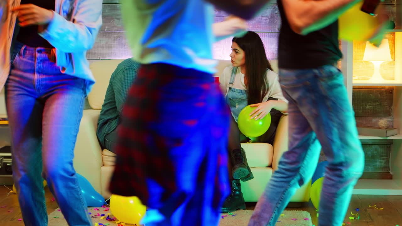 joven atractivo y y mujer hermosa lugar de encuentro